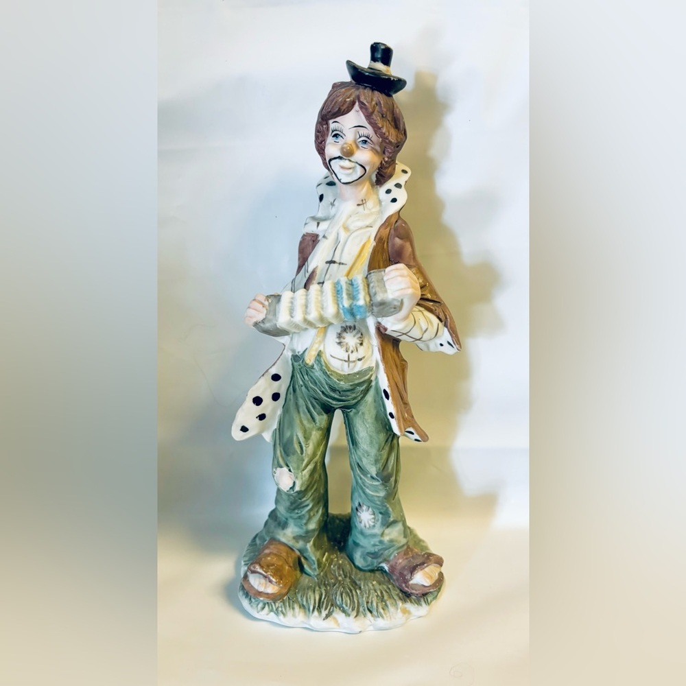 VINTAGE‎ CIRCUS CLOWN HOBO PLAYING ACCORDIAN CERAMIC TINY HAT RAGGED CLOTHES